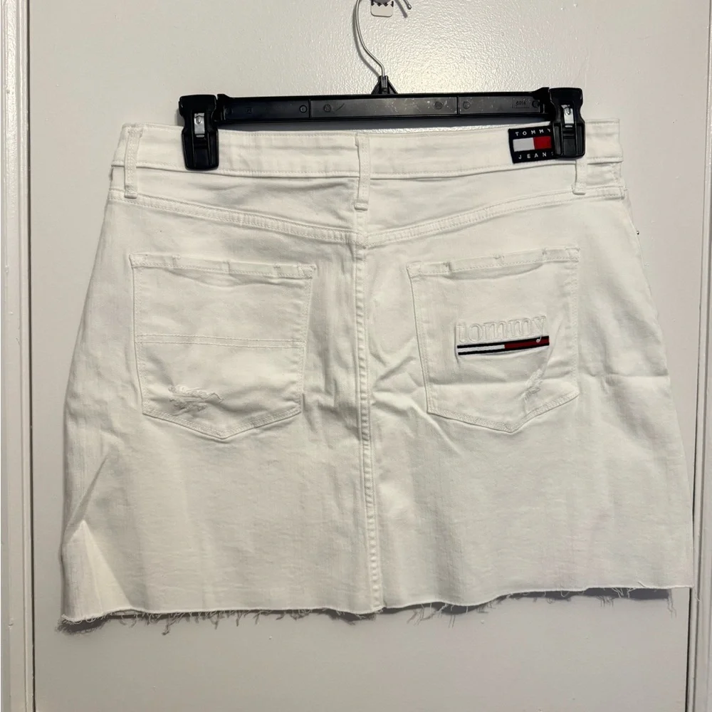 Tommy Jeans Women's White Denim Distressed Logo A-Line Skirt Size 31 - Picture 2 of 8